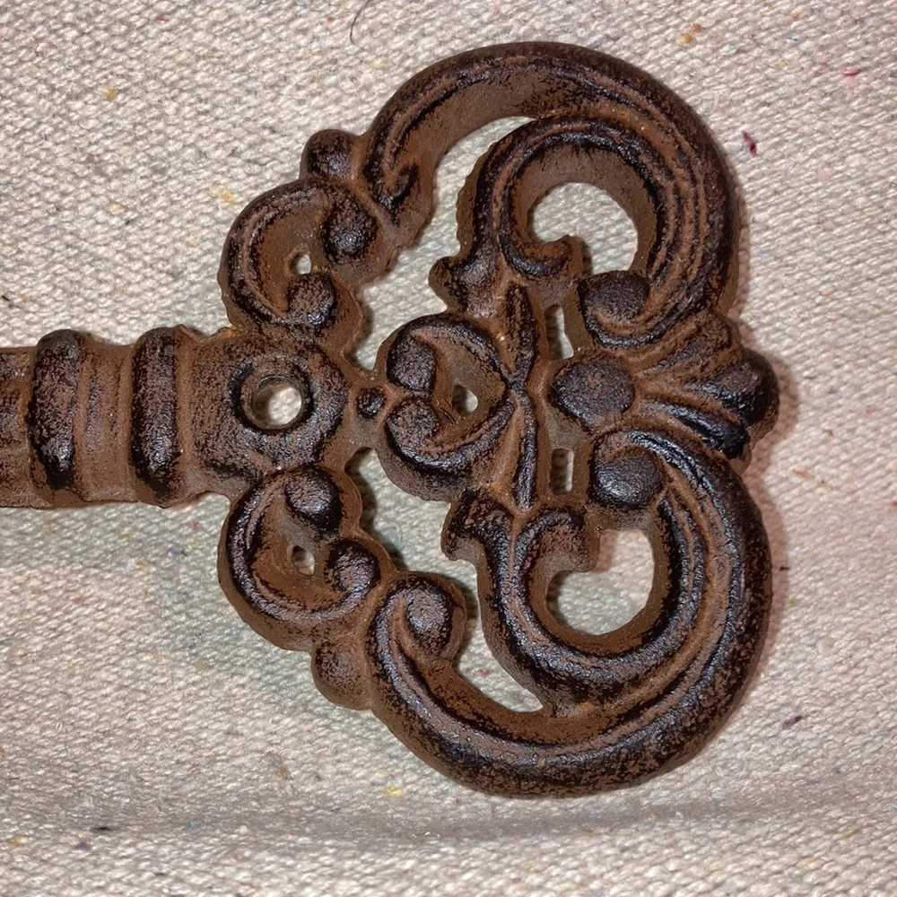 Rustic Brown Skeleton Key Shaped Holder Cast Iron Wall Mount 5 Hook Key Rack